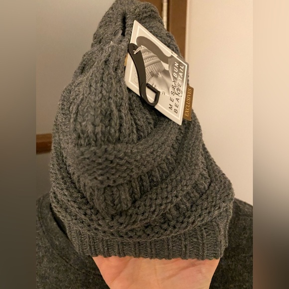 NWT Ponytail CC messy bun beanie hat. Dark Gray - Picture 5 of 8